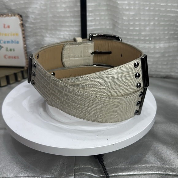 (H)Carlisle belt in matte white imitation crocodile leather with silver bucklexs main image 10